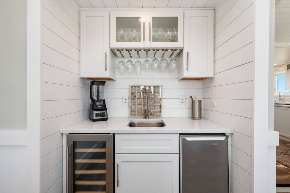Wet/Wine Bar - 2nd Floor Southeast