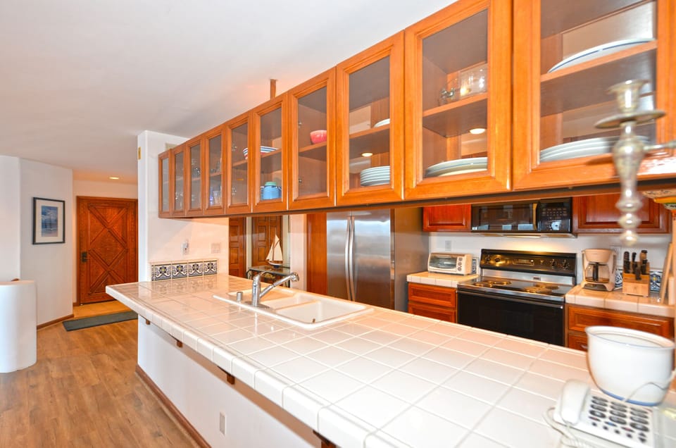 30. H1858 - Kitchen to Entry.jpg