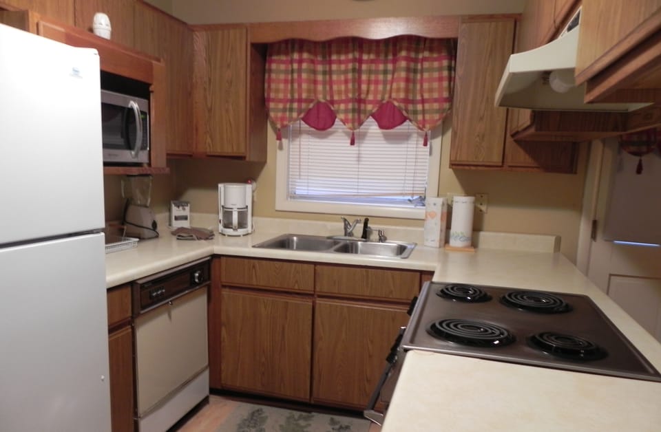 Fully equipped kitchen with stove, dishwasher, microwave and small appliance