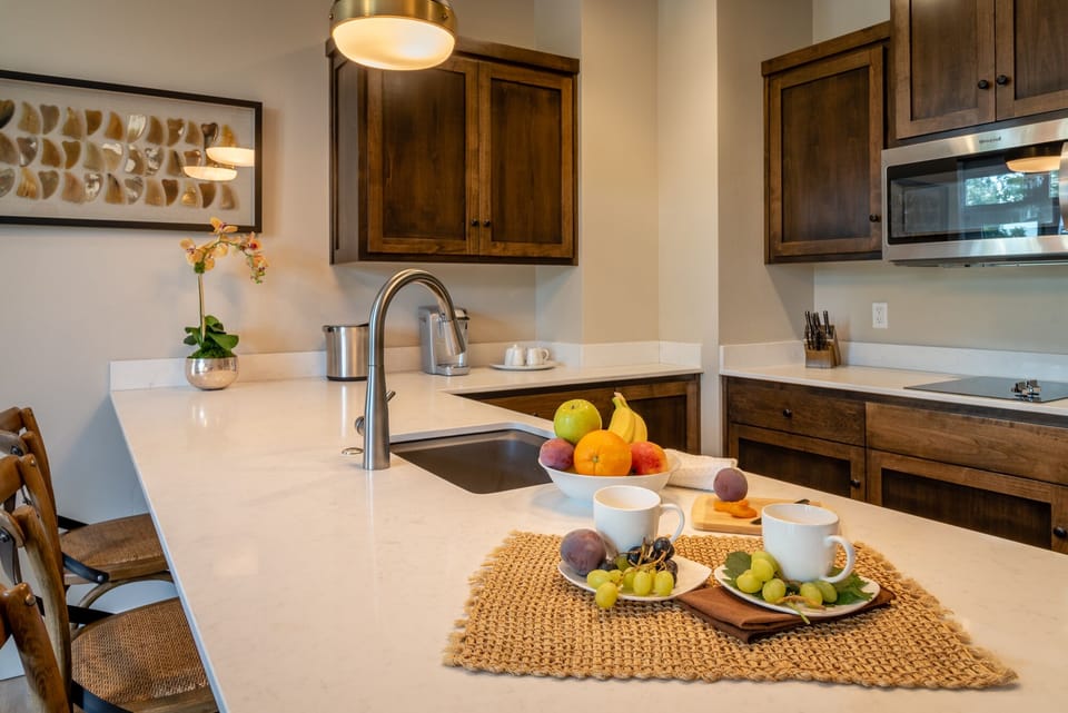 Enjoy downtown Paso's Restaurants walking distance from the Suit