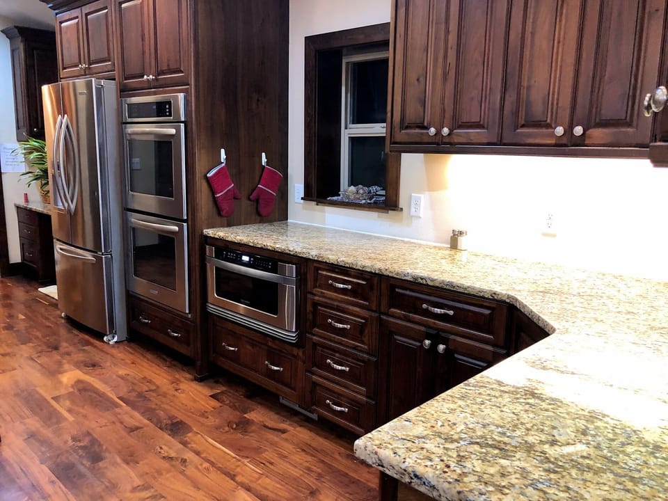 Top quality wood, 2 ovens, microwave, dishwasher, stove. Garbage comp is broken