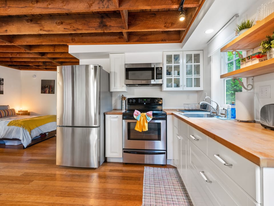 Cook up a delicious meal in the sunny, fully equipped kitchen.