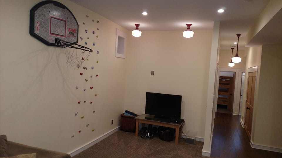 20x20 playroom with two tvs
