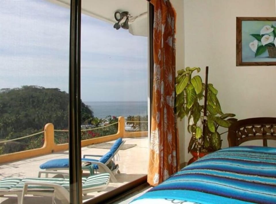 Queen bed with exceptional ocean & jungle views.