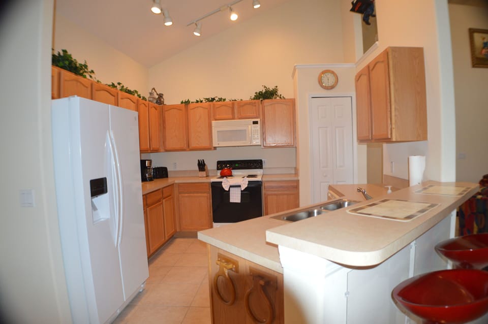 Large kitchen - breakfast bar seating for two at the 
counter