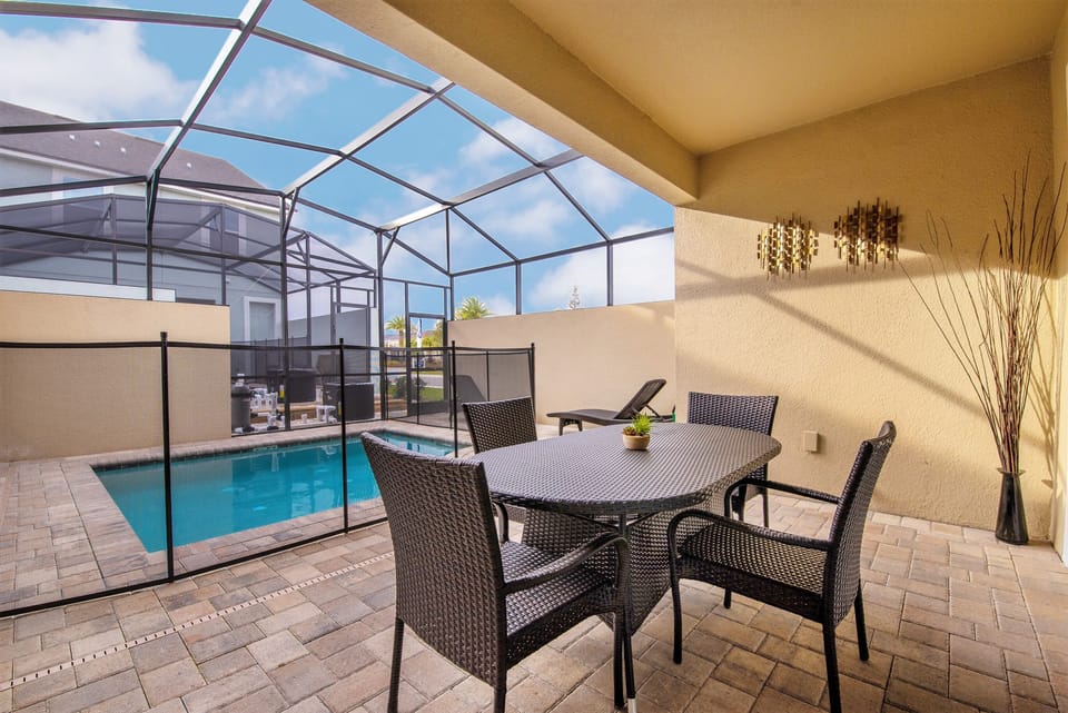 - Majestic outdoor dinning area of the apartment in Kissimmee - Beautiful 4 persons dinning - Majestically decored space with refreshing Atmosphere - Superbly sunbathed space  - Outstanding pool facing dinning area - Beautiful views