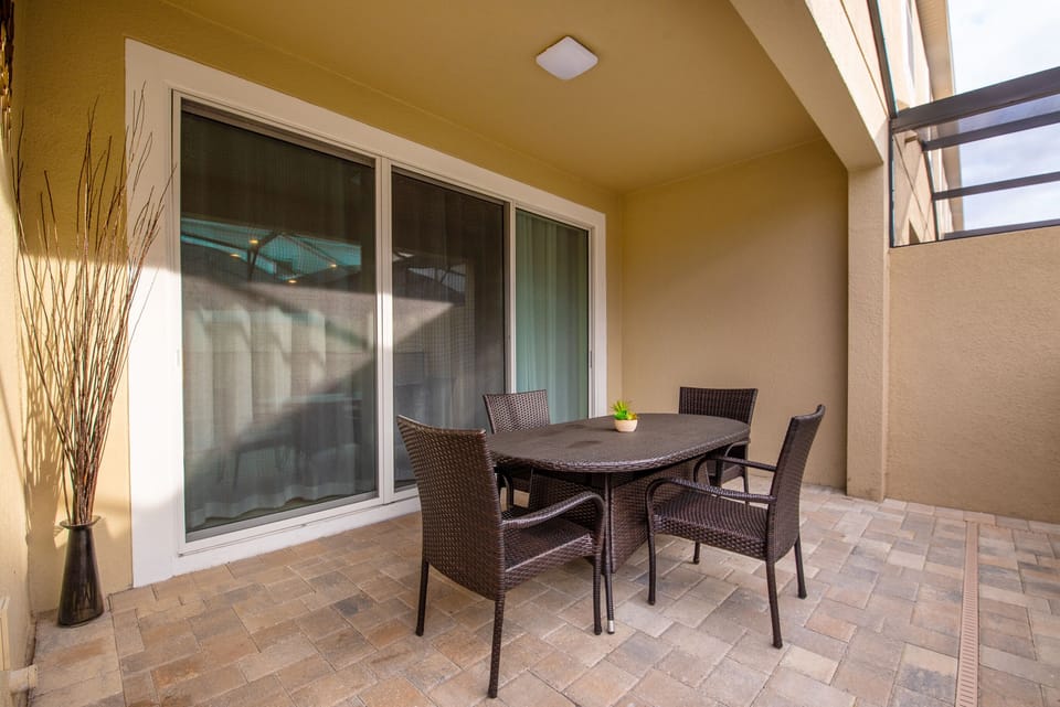 - Elite outdoor dinning area of the apartment in Kissimmee - Beautiful 4 persons dinning - Majestically decored space with refreshing Atmosphere - Superbly sunbathed space with umbrella shade - Outstanding pool facing dinning area - Beautiful views