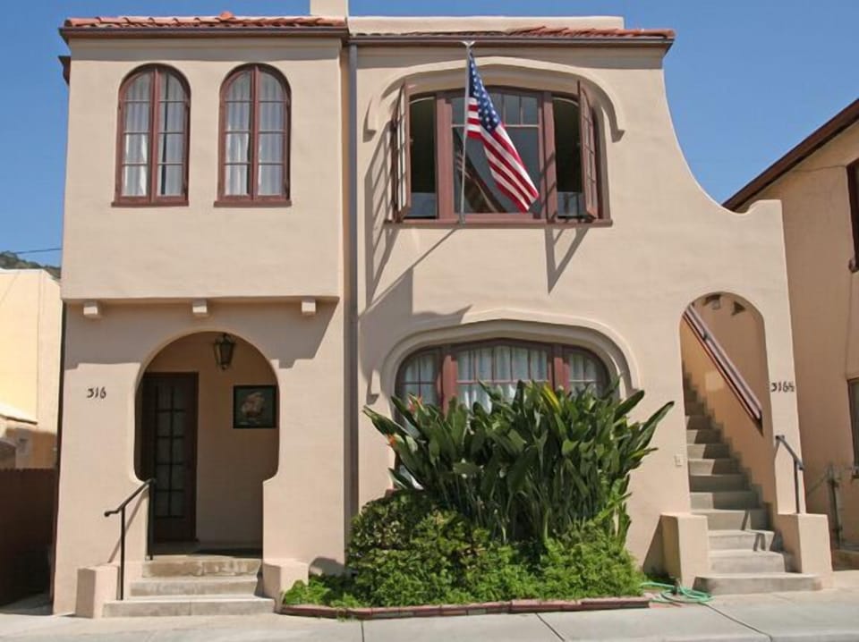 316CA Upper - 2nd level - Front of Building