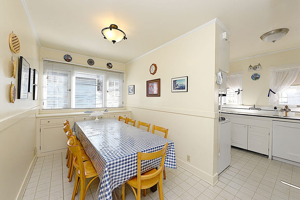 316CA Upper - Dining to Kitchen