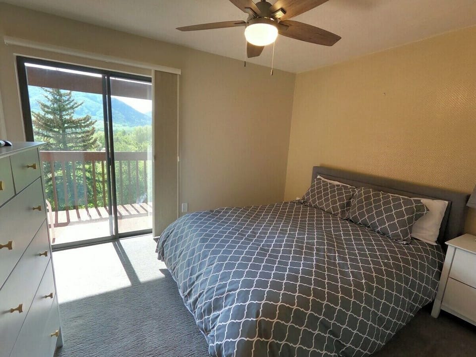 Main Floor New Queen bed with private balcony, beUtahful views of the creek and mountains