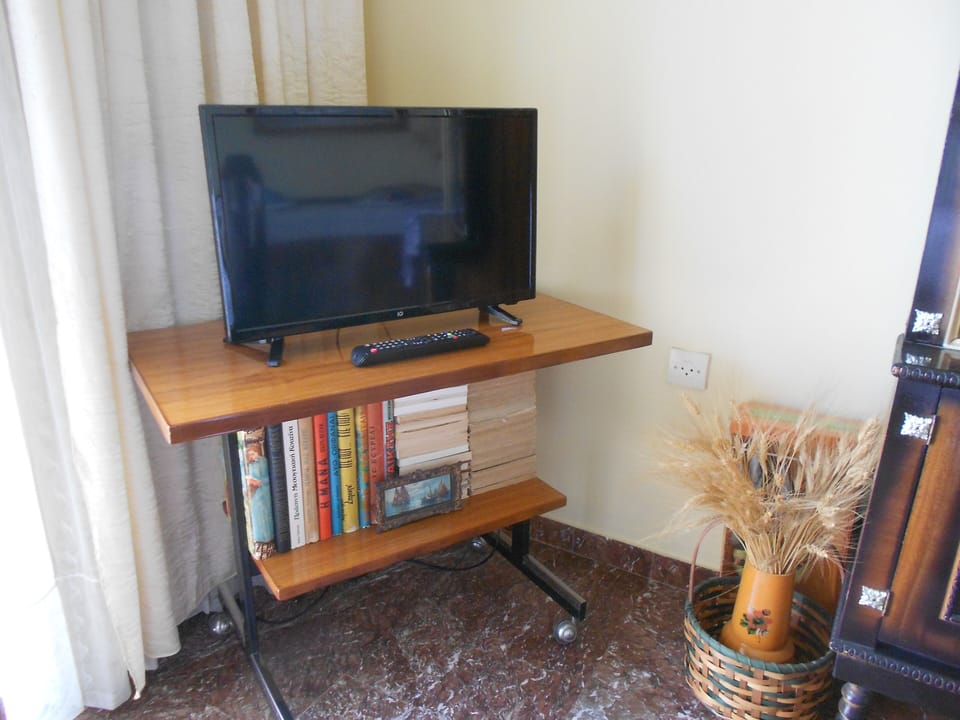 Living room with LED TV that features 34 channels including BBC, DW and TV5