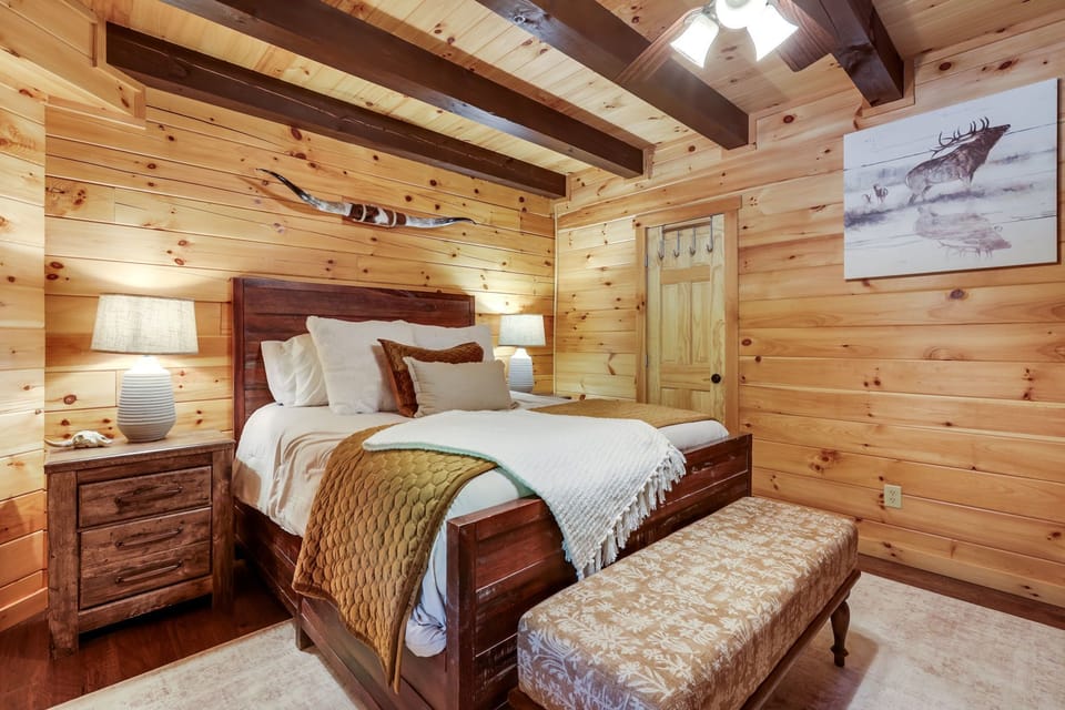 1st floor private queen bedroom