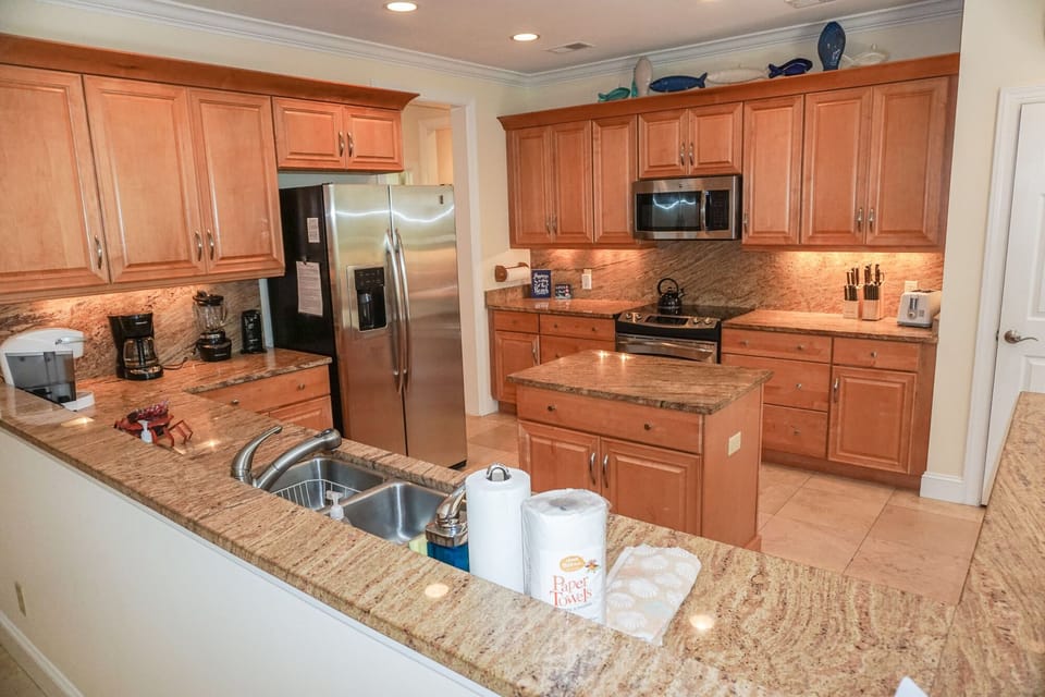 Large kitchen with 2 pantries for storing groceries