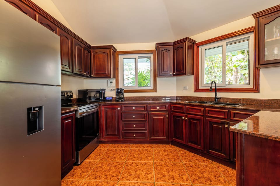 Kitchen: Fully Stocked with Cutlery, Pots, Pans, Glasses, Ninja Blender, etc.