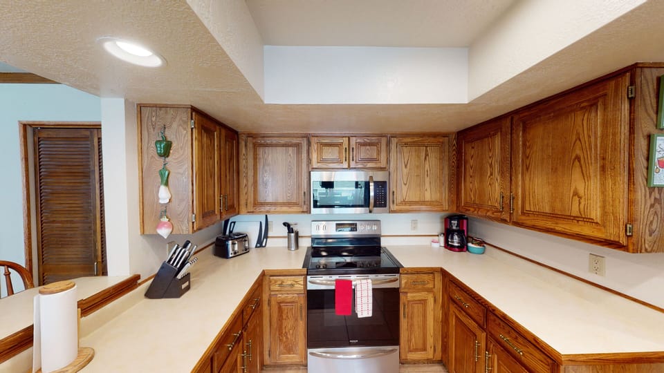 Full Kitchen w/ Full Size Refrigerator, Stove Top, Dishwasher, Oven & Microwave