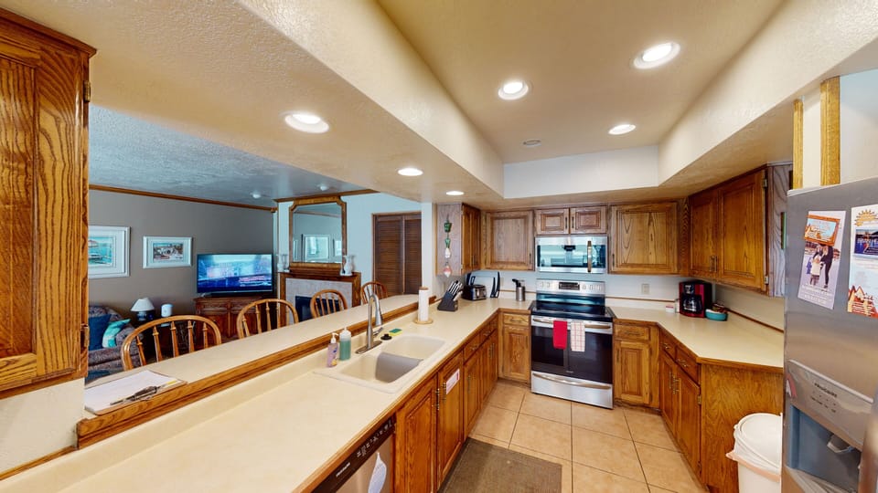 Full Kitchen w/ Full Size Refrigerator, Stove Top, Dishwasher, Oven & Microwave