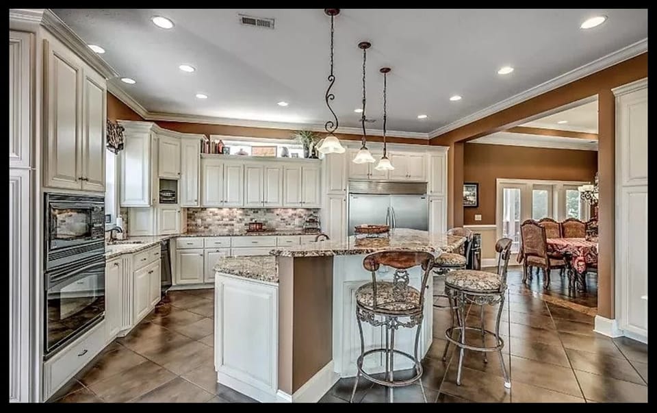 Large Gourmet Kitchen
