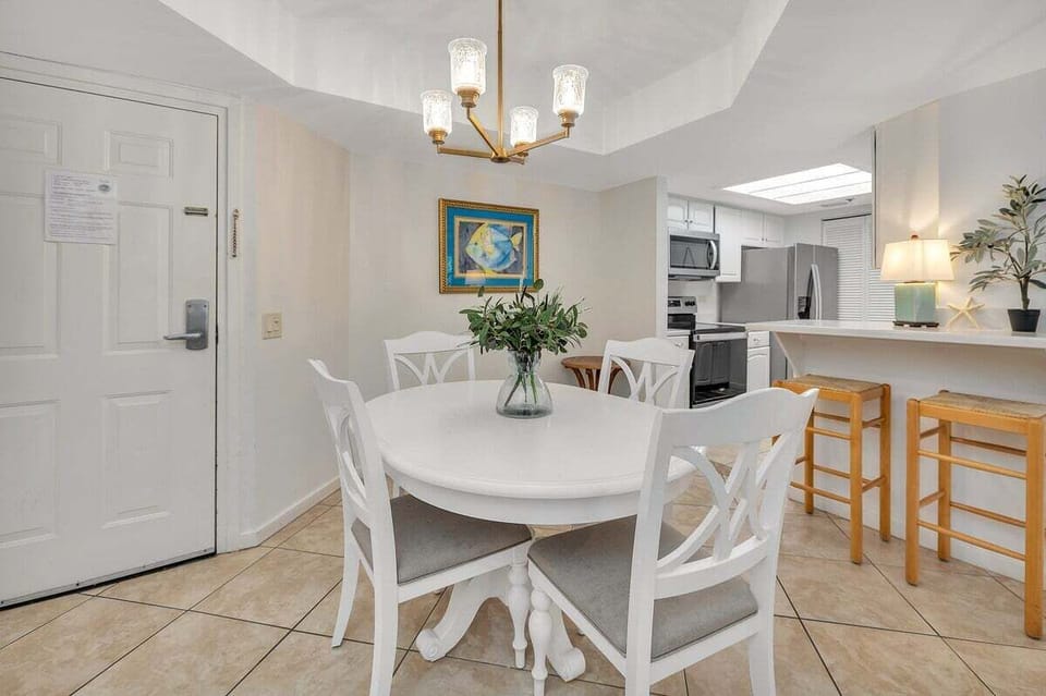 Beach Club 101 - Quaint Dining Area