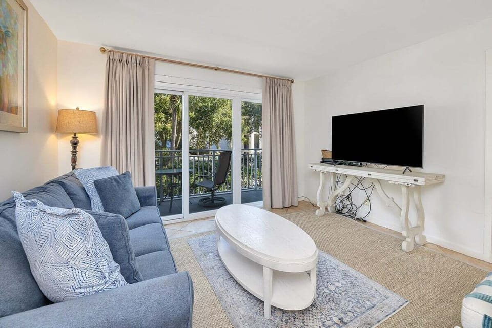 Beach Club 101 - Living Area with Large Smart T.V.
