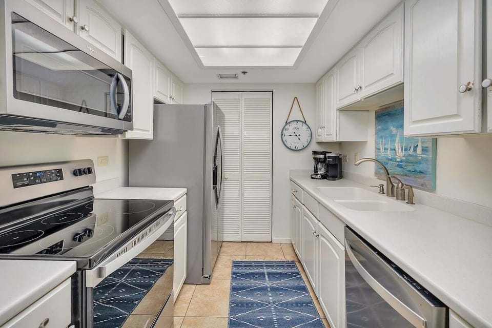 Beach Club 101 - Updated Galley Style Kitchen
