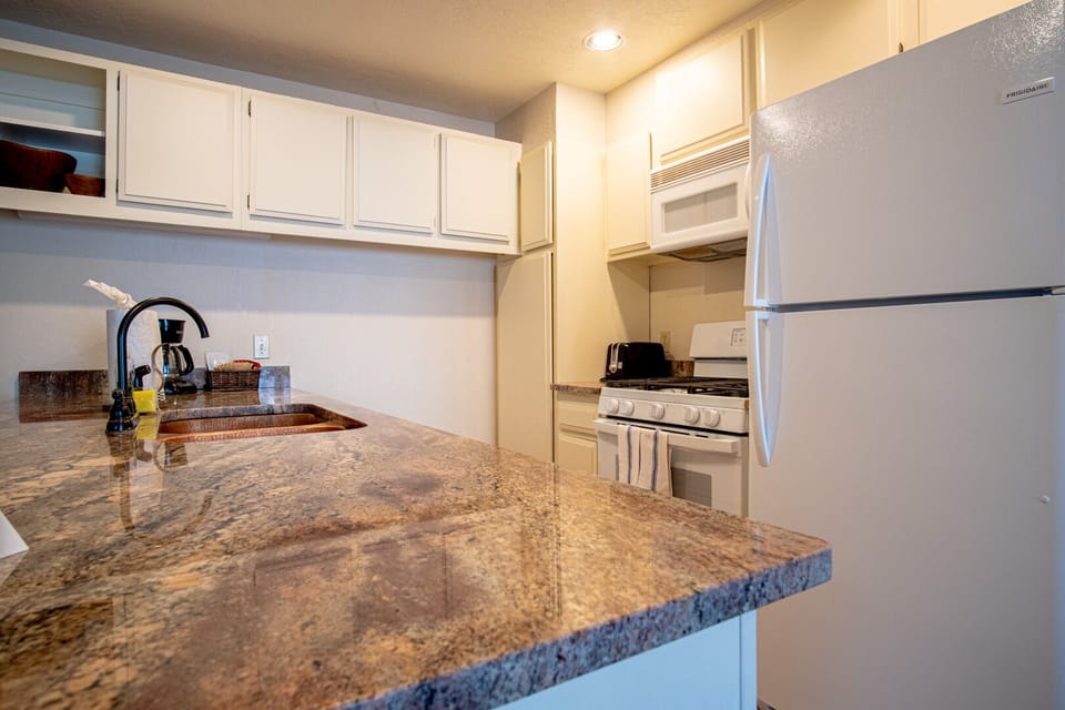 Granite Kitchen Counter, Fully Equipped Kitchen with Gas Range