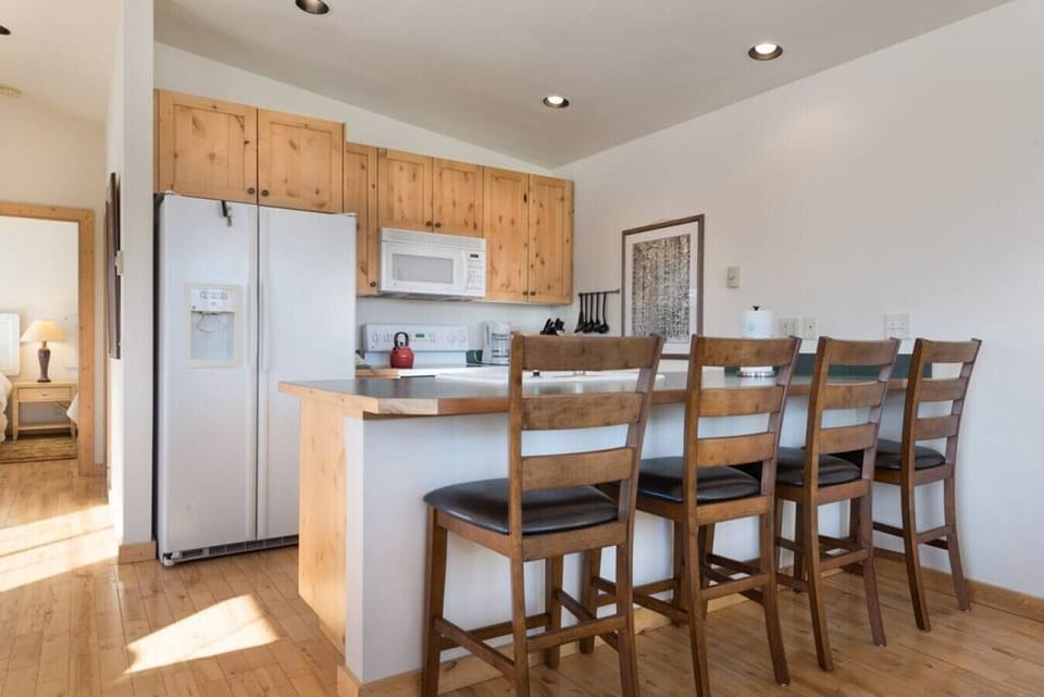 bar seating for 4 - fully equipped kitchen
