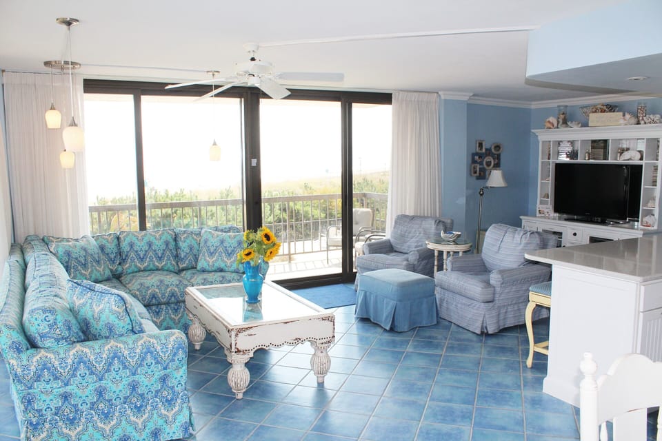 Living room. Looking south with a wide open view