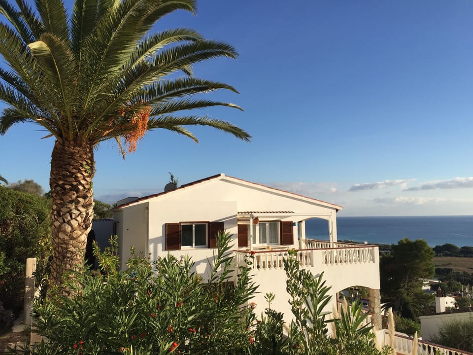 Large West facing porch
Fantastic sea and sunset views