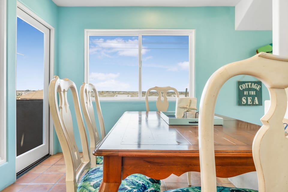 Dining room w gorgeous view - seats 6-8.