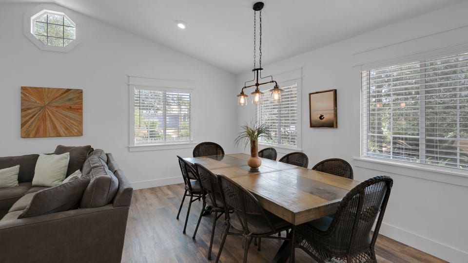 171 Seacrest Dining Area