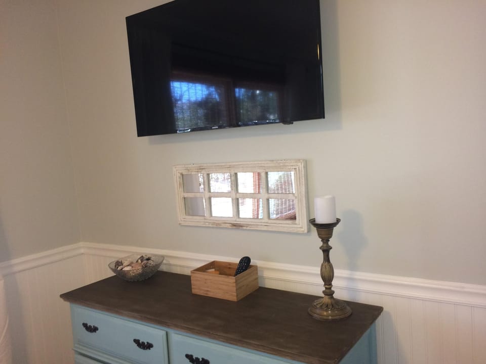TV & dresser in 2nd bedroom 