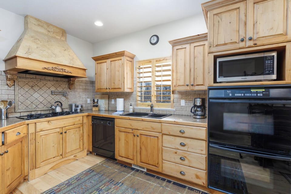 Double ovens, gas burners, all the kitchen necessities including spices, cooking spray, oil, flour and sugar. Plenty of dishes and cutlery. Drip coffee maker. Beautiful views.