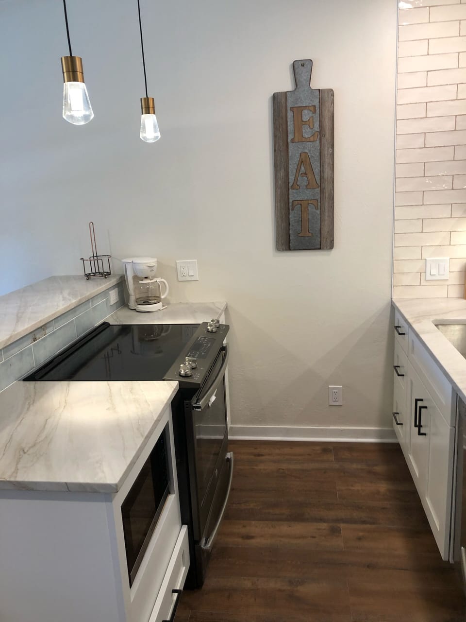 Full size stove/oven in kitchen peninsula
