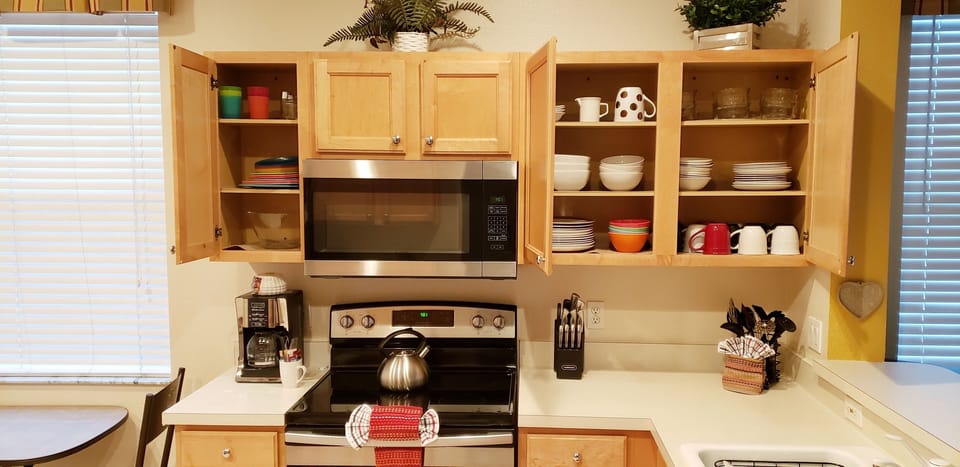 FULLY STOCKED KITCHEN EVERYTHING . PICTURE TAKEN 11/16/2018