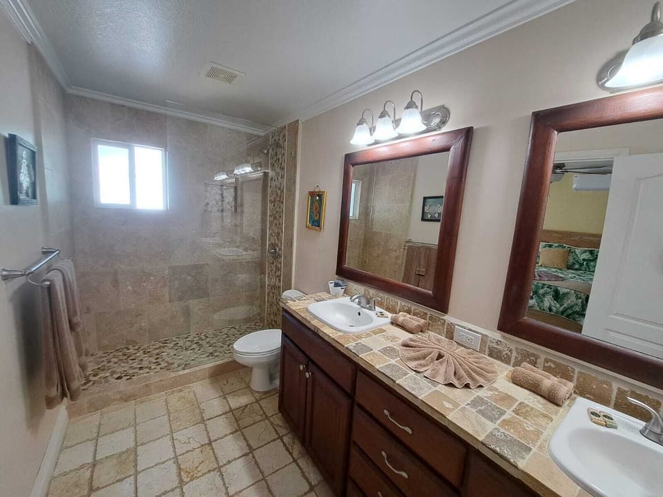 Bed-1 en-suite bath with dual sinks walk-in travertine shower.