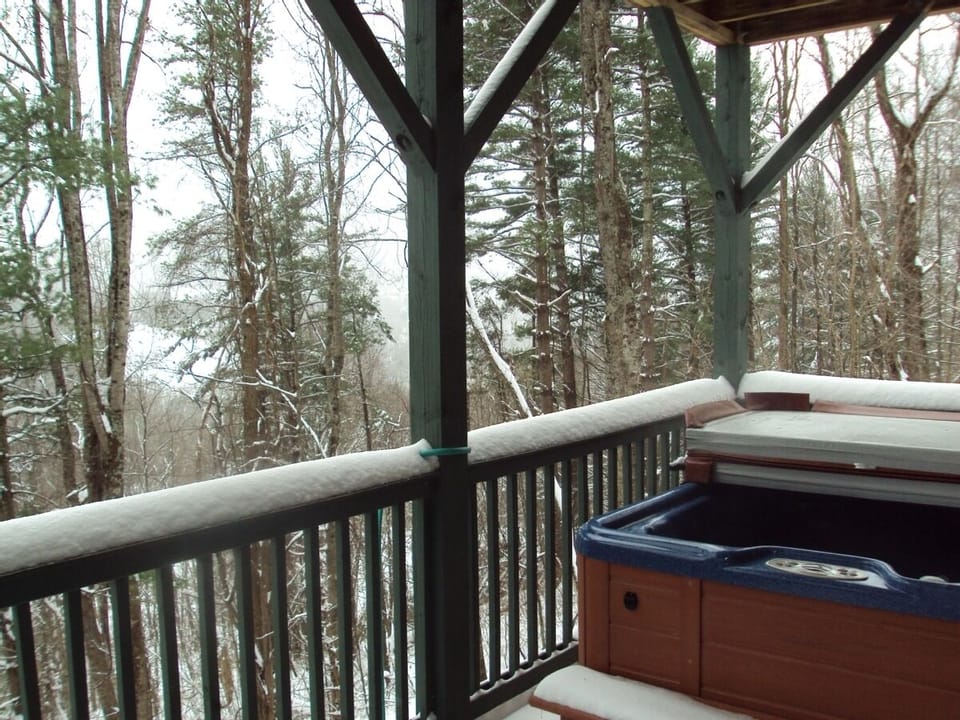 Private jacuzzi for 6 overlooking the mountains is a family favorite