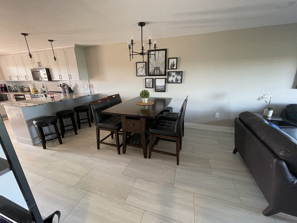 Dining area seats 6 