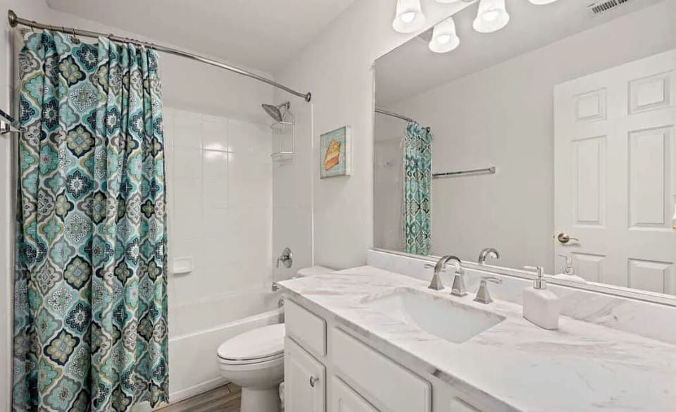 Second floor hallway full bathroom 