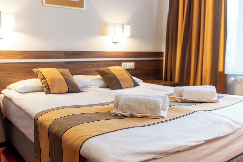 Minibar, in-room safe, blackout drapes, WiFi (free)
