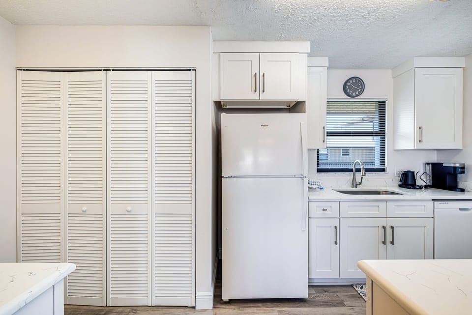 Kitchen/ Washer & Dryer