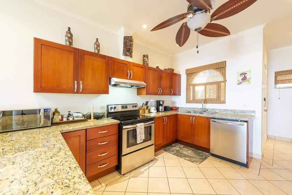 Gourmet kitchen, fully stocked