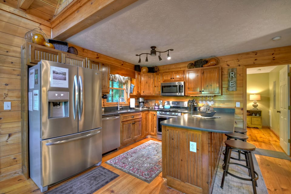 Well equipped kitchen with new appliances and granite countertop 