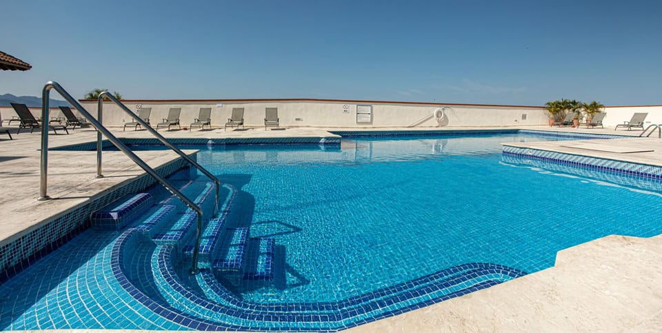 ROOFTOP POOL