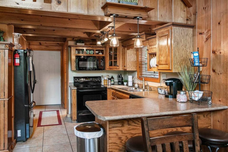 Fully equipped Kitchen, 3-seat counter bar, pantry and classic antique lights