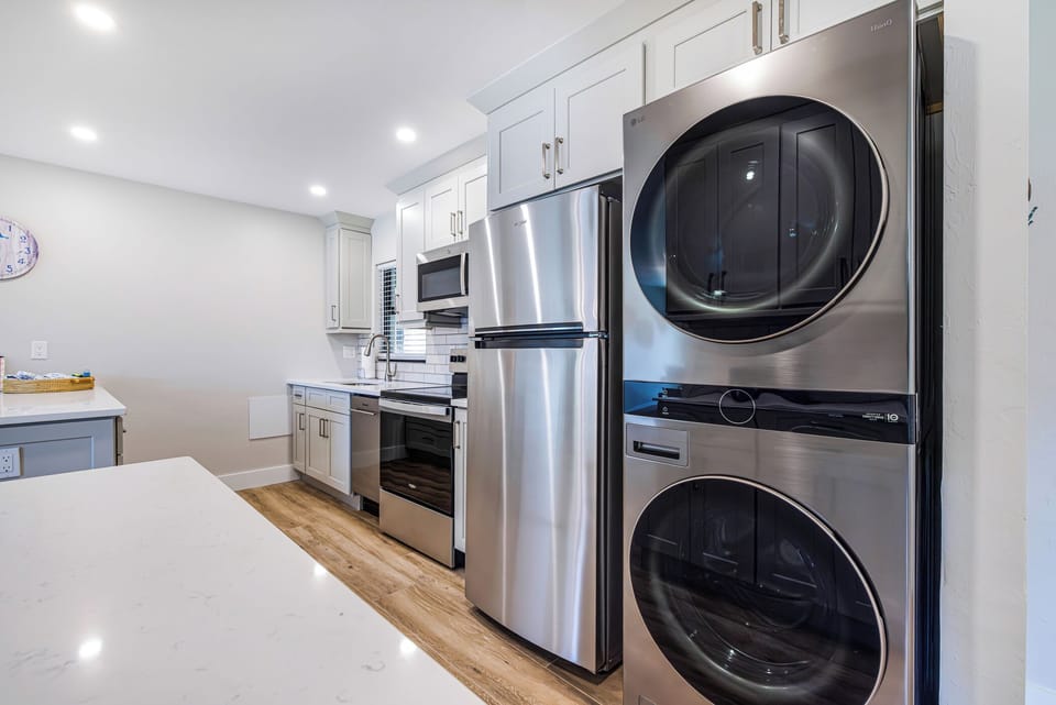 Kitchen/ Washer & Dryer
