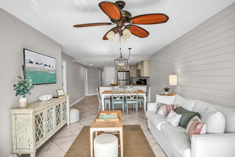 Spacious Living Area Perfect for Families & Groups