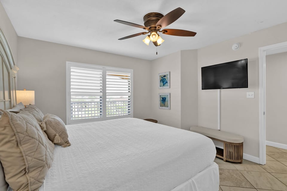 Guest bedroom in this Destin Florida vacation rental near the be