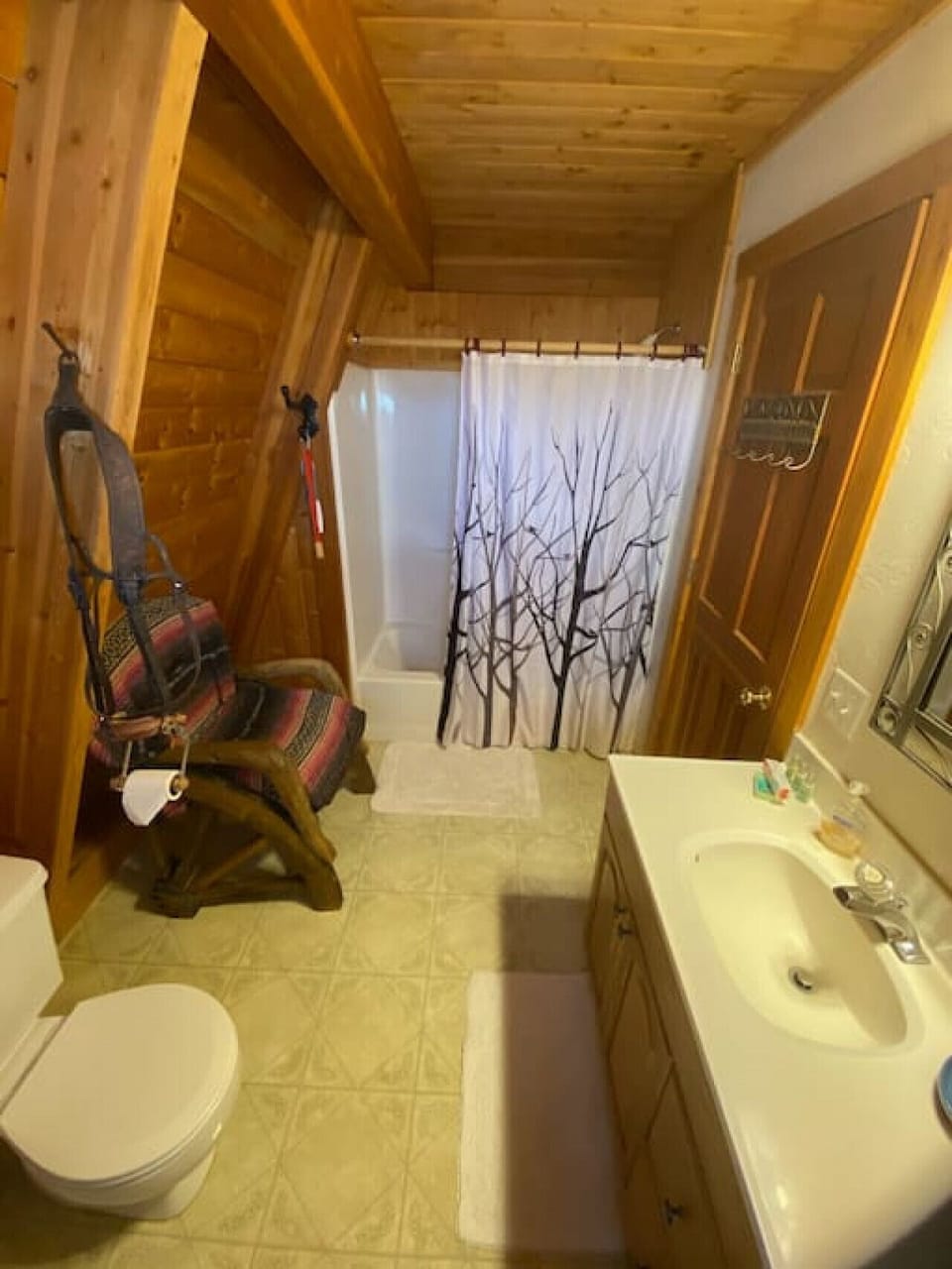 Upstairs Full Bathroom