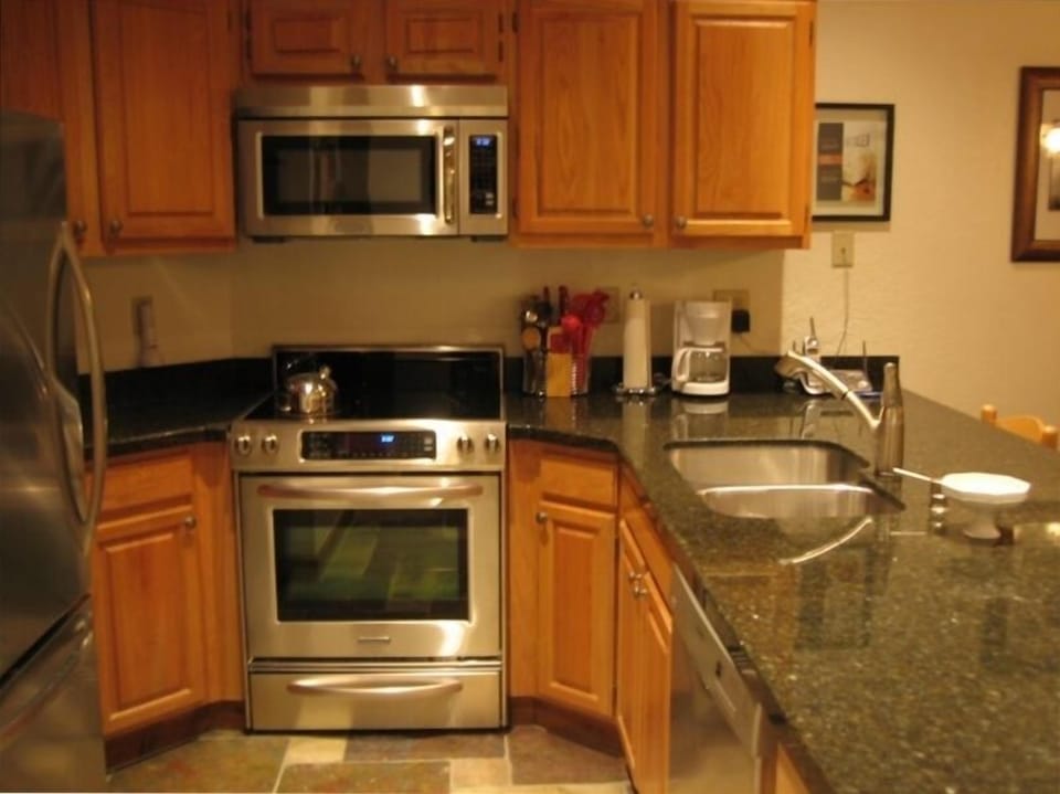 Kitchen with Oven, Microwave & Dishwasher & Internet