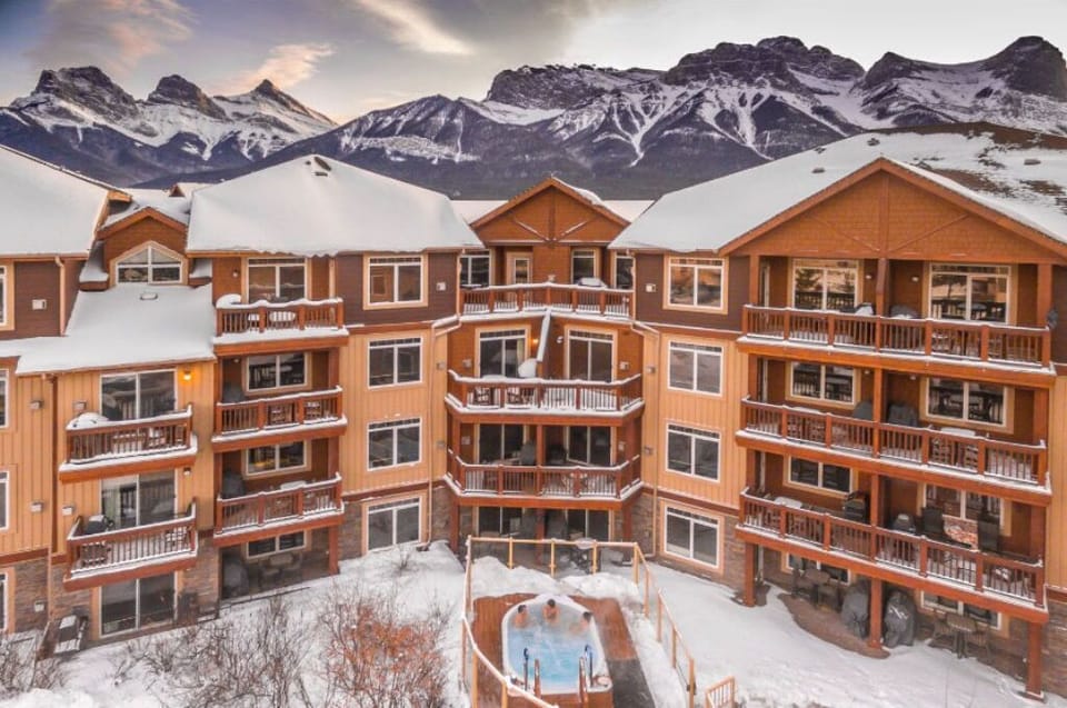 Experience the perfect mountain getaway at Clique Falcon Crest, where luxury meets breathtaking alpine scenery.